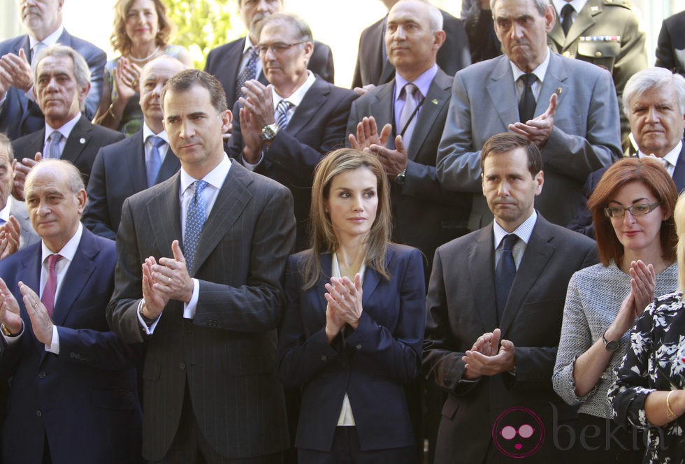 El Rey Felipe VI y la Reina Letizia aplauden en su primer acto tras la proclamación