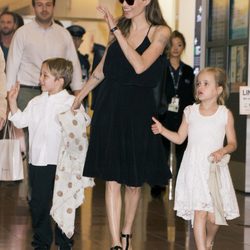 Angelia Jolie con sus dos hijos mellizos en el aeropuerto de Tokio