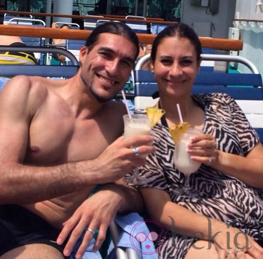 José Manuel Pinto y Elena Gross en la cubierta de un crucero brindando