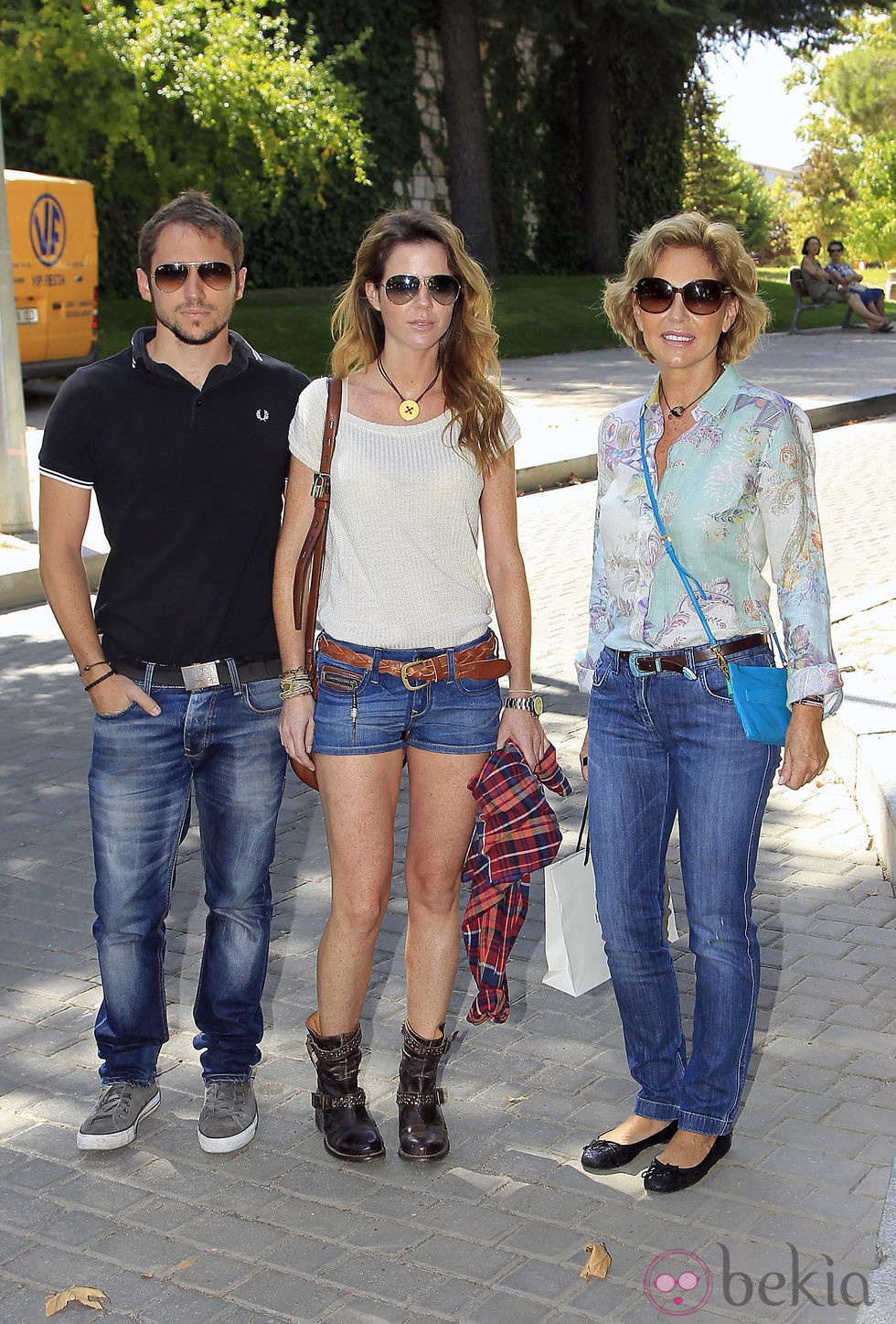 Manuel Martos, Amelia Bono y Ana Rodríguez en el 36 cumpleaños de María Zurita