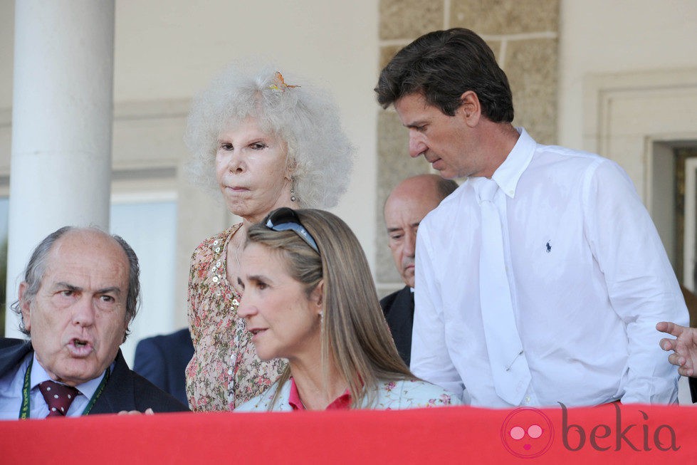 La Infanta Elena, la Duquesa de Alba y Cayetano Martínez de Irujo en un Concurso de Saltos