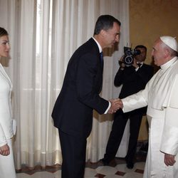 El Rey Felipe saluda al Papa Francisco en su primer viaje al extranjero como Rey de España