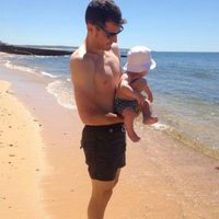 Iker Casillas enseña a su hijo Martín el mar