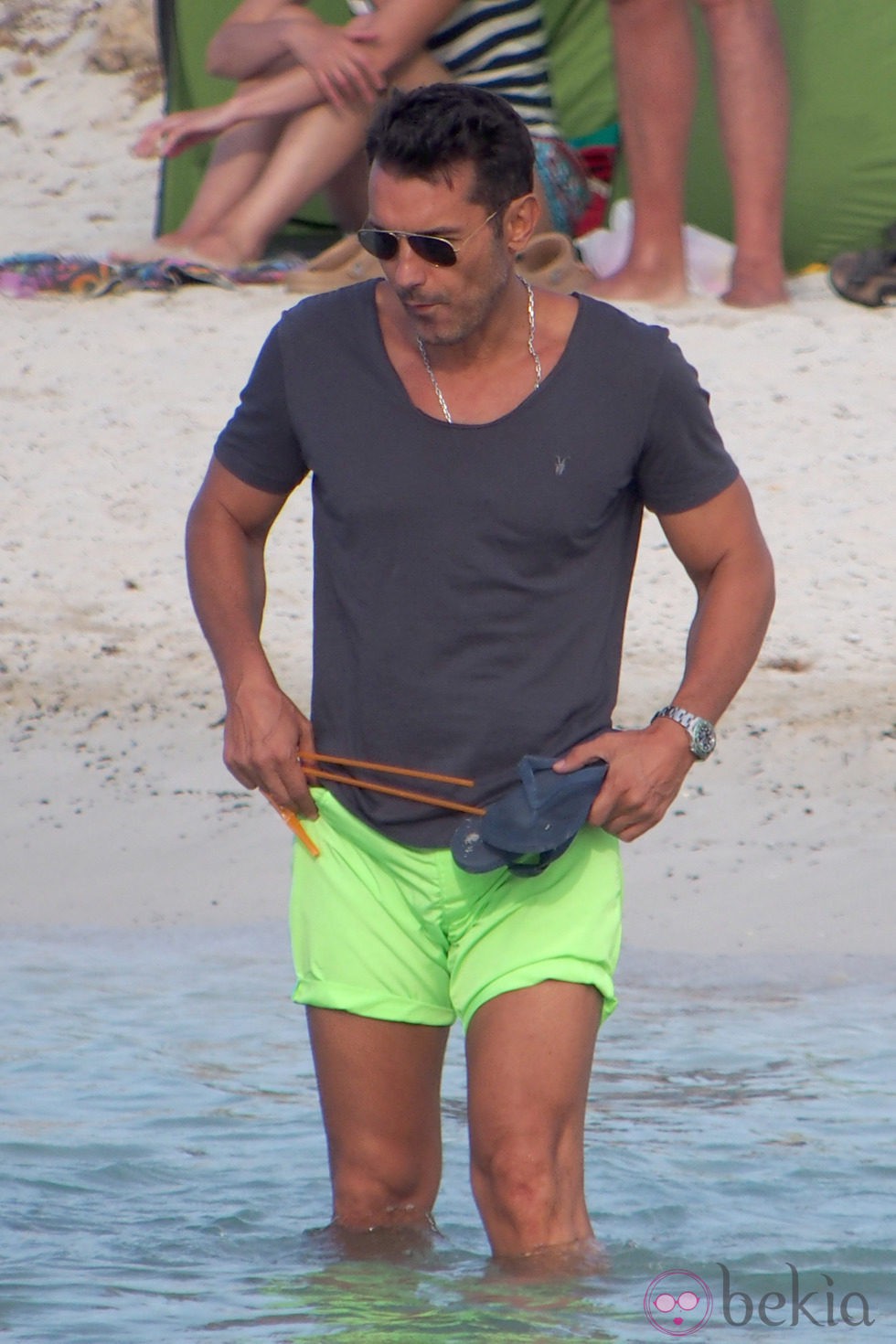 Jesús Vázquez disfruta de las playas de Ibiza antes de empezar 'Pequeños gigantes'