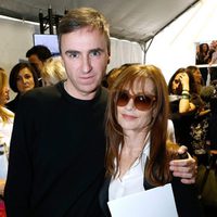 Raf Simons e Isabelle Huppert en el desfile de Dior de la Semana de la Alta Costura de París otoño/invierno 2014