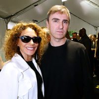 Marisa Berenson y Raf Simons en el desfile de Dior de la Semana de la Alta Costura de París otoño/invierno 2014