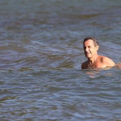 Nicolas Sarkozy dándose un chapuzón en la Costa Azul