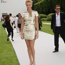 Charlize Theron en el desfile de Dior de la Semana de la Alta Costura de París otoño/invierno 2014