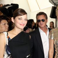 Marion Cotilllard, Sean Penn y Charlize Theron en el desfile de Dior de la Semana de la Alta Costura de París otoño/invierno 2014