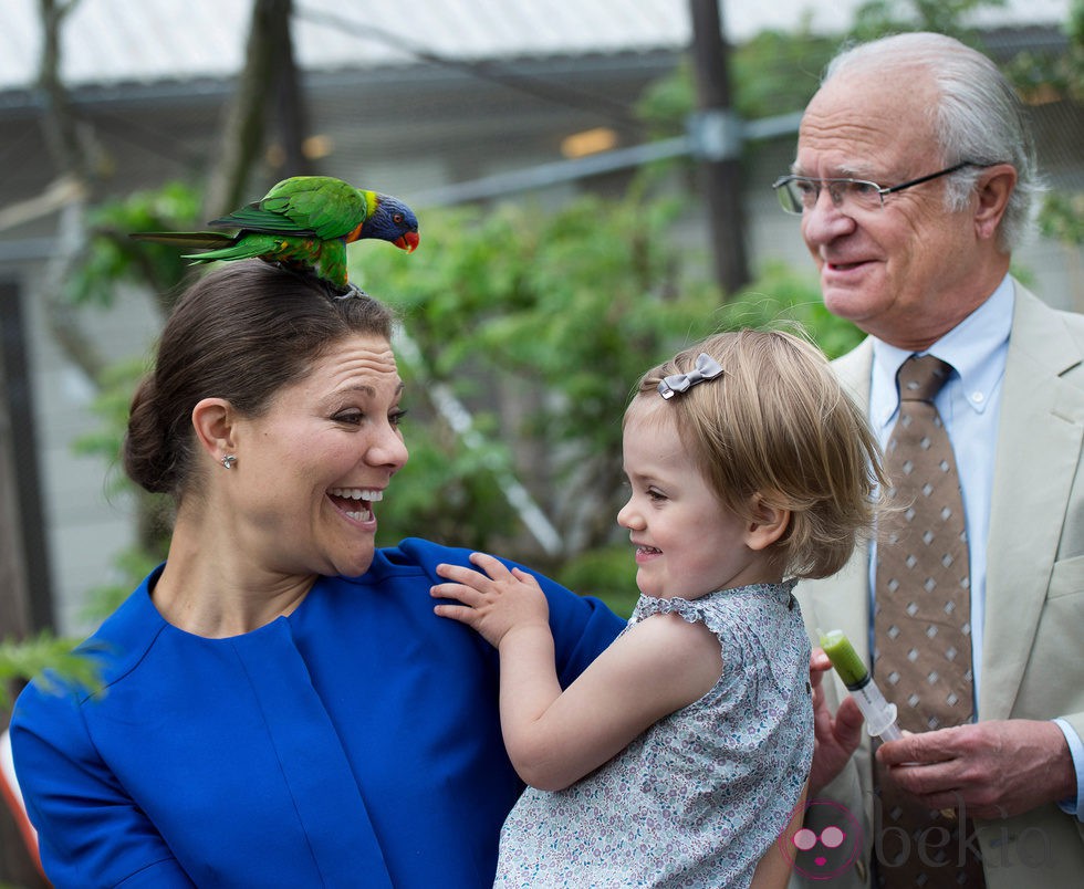 Estela de Suecia con la Princesa Victoria y el Rey Carlos Gustavo en un zoo en Estocolmo