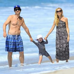 Rachel Zoe y Rodger Berman junto al pequeño Skyler en Malibú