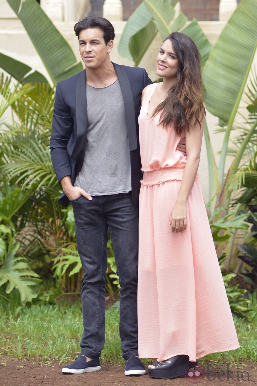 Mario Casas y Adriana Ugarte en la presentación del rodaje de 'Palmeras en la nieve'