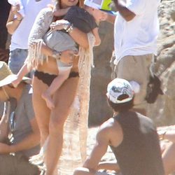 Hilary Duff y su hijo Luca en una playa de Malibú
