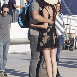 Eugenia Silva y Alfonso de Borbón se dan un apasionado beso al reencontrarse en Formentera