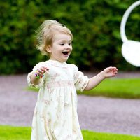 La Princesa Estela jugando el día del 37 cumpleaños de su madre