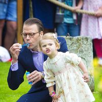 El Príncipe Daniel hace pompas de jabón en compañía de la Princesa Estela en el 37 cumpleaños de Victoria de Suecia