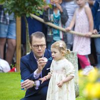 La Princesa Estela hace pompas de jabón en compañía del Príncipe Daniel en el 37 cumpleaños de Victoria de Suecia