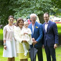 La Princesa Victoria de Suecia, la Reina Silvia, la Princesa Estela, el Rey Carlos Gustavo y el Príncipe Daniel en el 37 cumpleaños de la Princesa Heredera