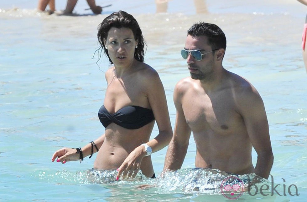 Xavi Hernández y Nuria Cunillera bañándose en Ibiza en su primer aniversario de boda