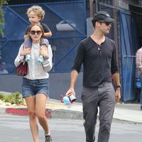Natalie Portman pasea junto a Benjamin Millepied y su hijo Aleph Millepied