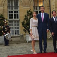 Los Reyes con el primer ministro de Francia y su esposa en la visita de presentación a París