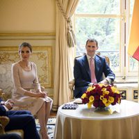 Los Reyes Felipe y Letizia con el presidente de la Asamblea de Francia en su visita de presentación