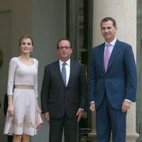 Los Reyes Felipe y Letizia con el presidente François Hollande en su visita de presentación a Francia
