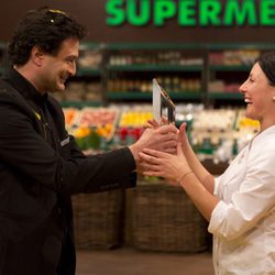 Vicky recibiendo de Pepe Rodríguez el premio de 'Masterchef 2'