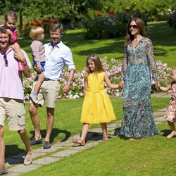 Joaquín de Dinamarca con su hija Athena y los Príncipes Federico y Mary con sus hijos Isabel, Vicente y Josefina en su posado de verano 2014