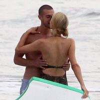 Paris Hilton se da un chapuzón con un misterioso hombre en Malibú
