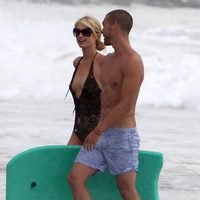 Paris Hilton luce su espectacular cuerpo junto a un misterioso hombre en Malibú