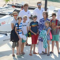 La Reina Sofía con sus seis nietos mayores y la Infanta Elena en Mallorca