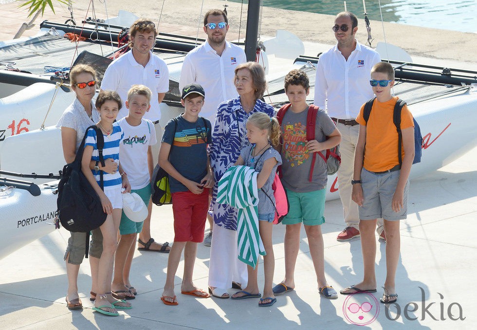 La Reina Sofía con sus seis nietos mayores y la Infanta Elena en Mallorca
