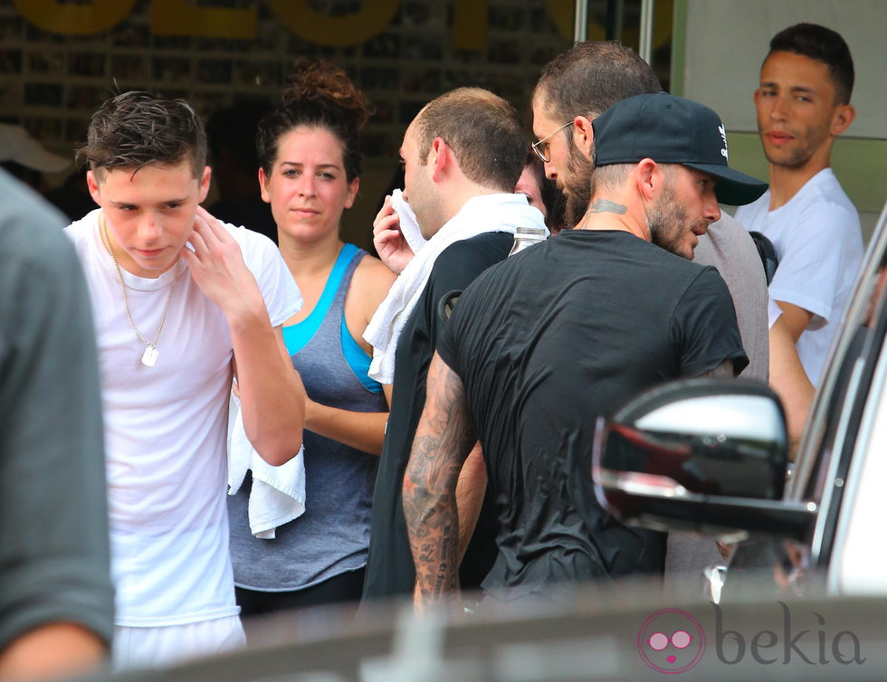 David Beckham y su hijo Brooklyn saliendo de un gimnasio en Los Angeles