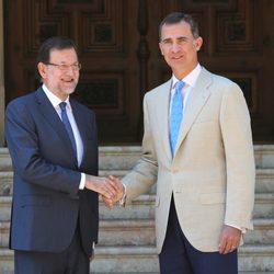 Mariano Rajoy y el Rey Felipe VI a la llegada de su primer despacho en Marivent