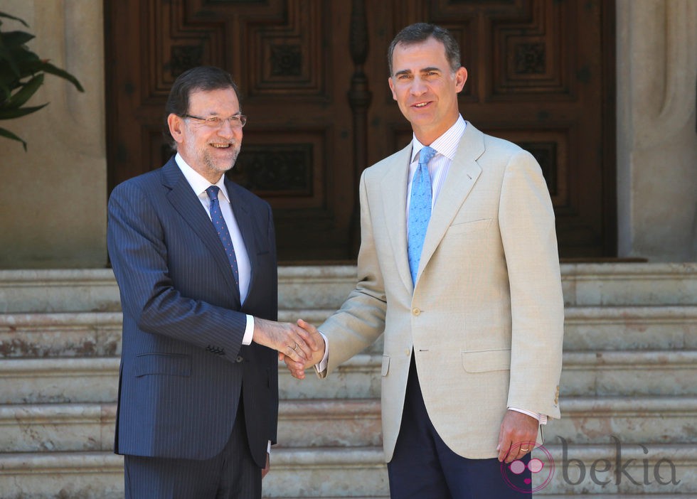 Mariano Rajoy y el Rey Felipe VI a la llegada de su primer despacho en Marivent