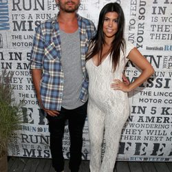 Kourtney Kardashian luce su embarazo de la mano de Scott Disick 