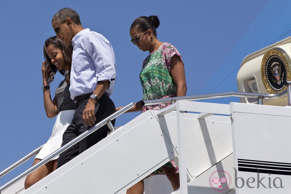 Barack Obama junto a su mujer Michelle y su hija Malia a su llegada a Bourne