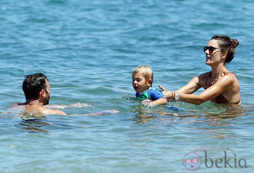Alessandra Ambrosio con su pareja y su hijo en Hawaii