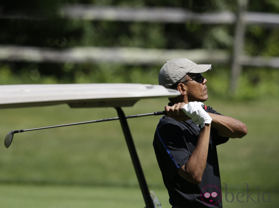 El Presidente Obama jugando al golf en Martha's Vineyard