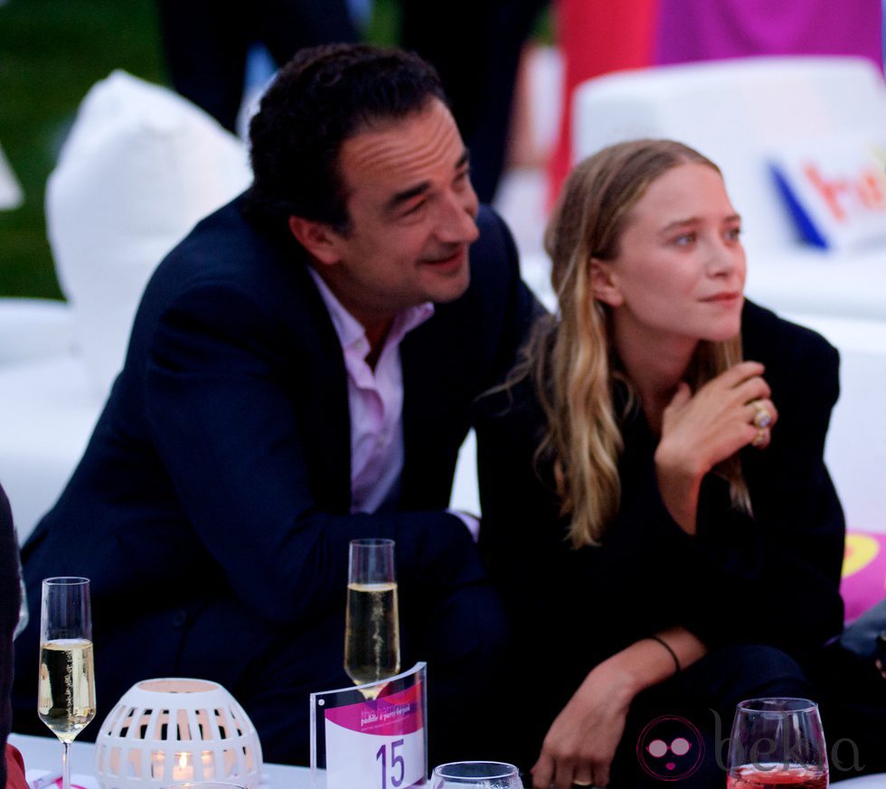 Mary-Kate Olsen y Olivier Sarkozy en la Paddle & Party for Pink celebrada en los Hamptons
