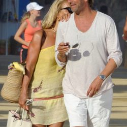 Carmen Lomana muy cariñosa con un hombre por las calles de Marbella