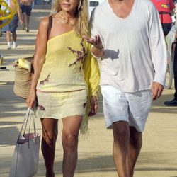 Carmen Lomana paseando por Marbella con un nuevo acompañante