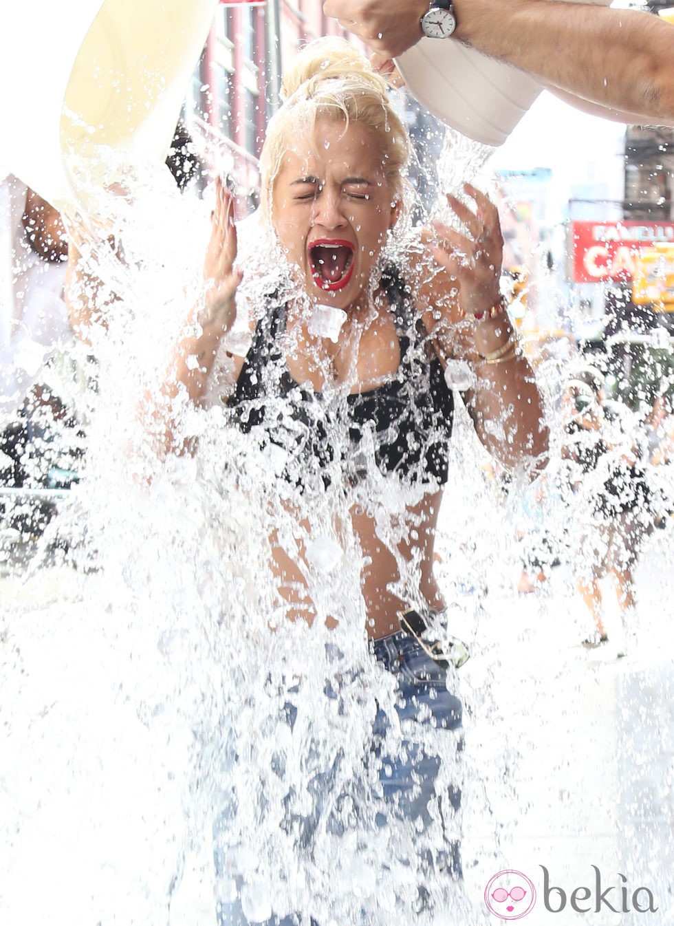 Rita Ora se moja por la Esclerosis Lateral Amiotrófica en Nueva York