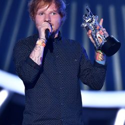 Ed Sheeran recogiendo su galardón de los MTV Video Music Awards 2014