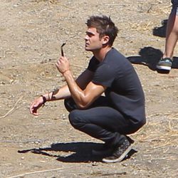 Zac Efron en el rodaje de 'We Are Your Friends' fumando