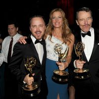 Aaron Paul, Anna Gunn y Bryan Cranston en los Premios Emmy 2014
