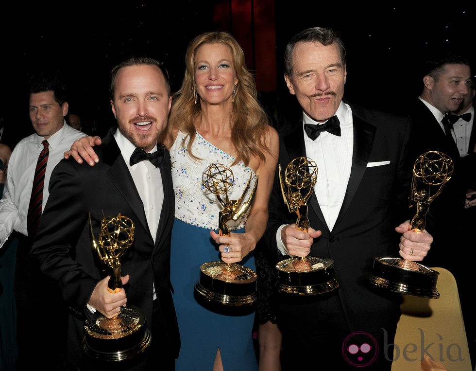 Aaron Paul, Anna Gunn y Bryan Cranston en los Premios Emmy 2014