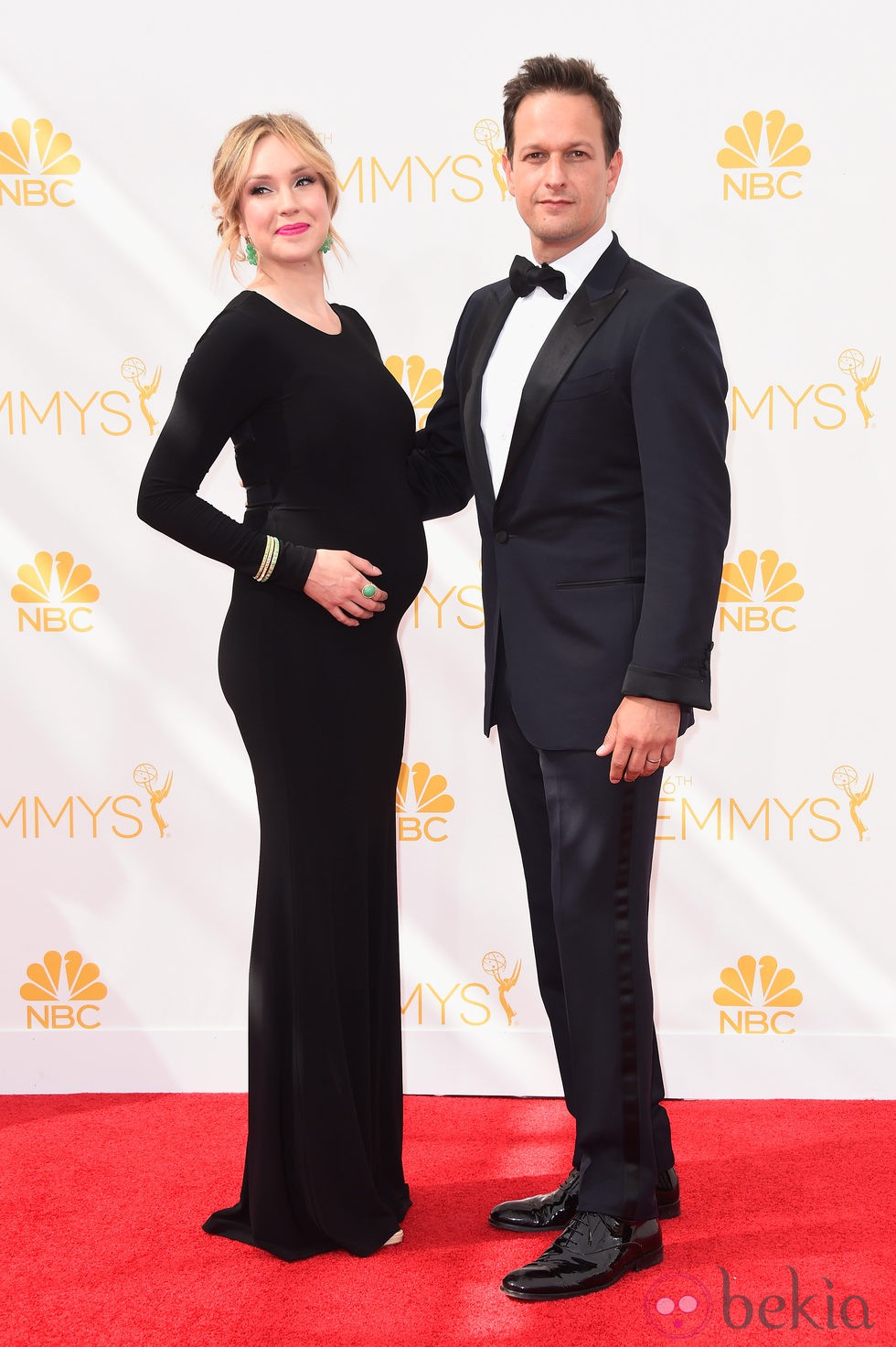  Sophie Flack luce embarazo junto a Josh Charles en la alfombra roja de los Premios Emmy 2014