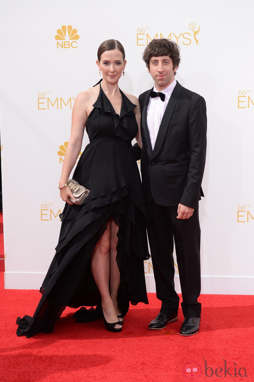 Simon Helberg y Jocelyn Towne en la alfombra roja de los Premios Emmy 2014